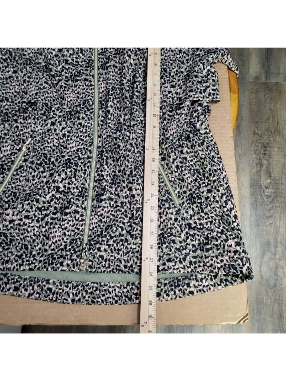Chico's Zenergy Women's SZ 2/LG Cheetah Animal Print Anorak Jacket Green Pink - Picture 6 of 9